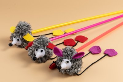 Дразнилка WOGY Ежик меховой с длинными лапками на палочке